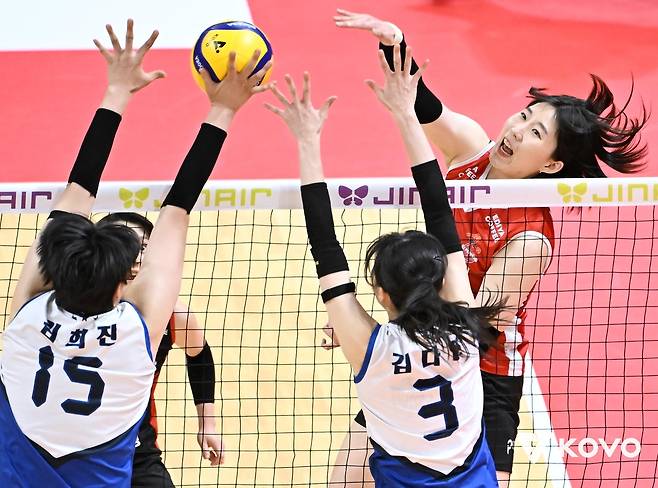 공격하는 페퍼저축은행의 박정아(맨 오른쪽) [한국배구연맹 제공. 재판매 및 DB 금지]
