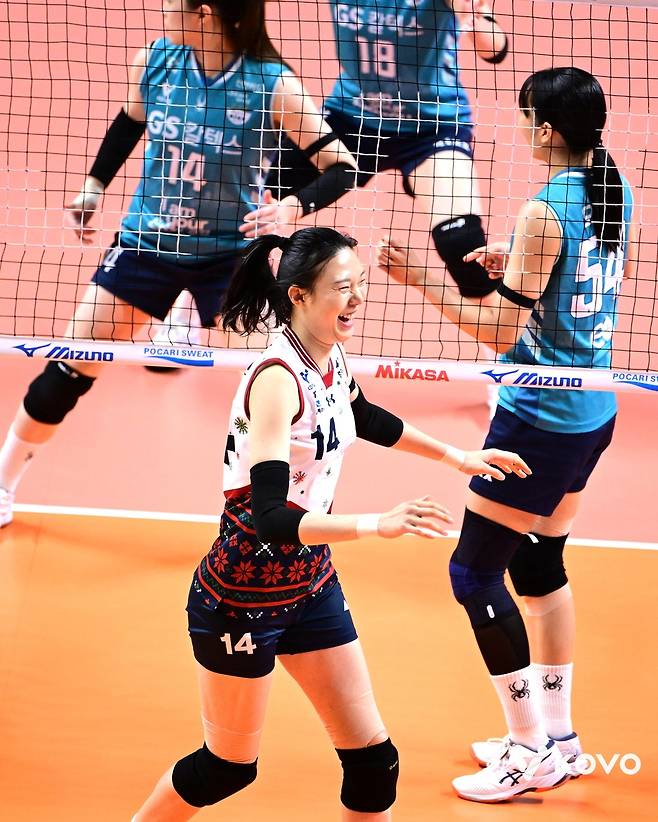 득점한 뒤 기뻐하는 양효진 (서울=연합뉴스) 현대건설 양효진이 13일 서울 장충체육관에서 열린 프로배구 여자부 GS칼텍스와의 방문 경기에서 득점한 뒤 기뻐하고 있다. [한국배구연맹 제공. 재판매 및 DB금지]