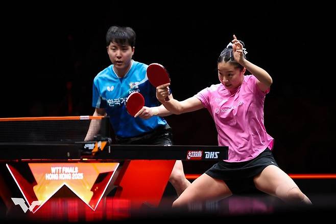 WTT 파이널스 홍콩 혼복 결승에 나선 신유빈(오른쪽)과 임종훈 [WTT 인스타그램 캡처. 재판매 및 DB 금지]