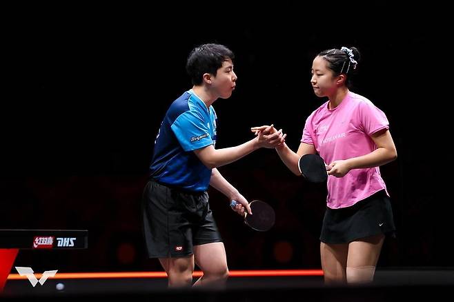 하이파이브 하는 임종훈(왼쪽)과 신유빈 [WTT 인스타그램 캡처. 재판매 및 DB 금지]