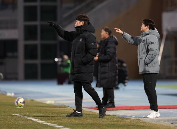 8일 수원종합운동장에서 열린 프로축구 승강 플레이오프 2차전 수원FC와 부천FC의 경기. 김은중 수원FC 감독(왼쪽)이 선수들에게 지시하고 있다. 2025.12.8 /연합뉴스