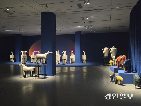 국립현대미술관 과천관에서 내년 3월29일까지 진행 중인 ‘신상호:무한변주’ 전시 전경. 2025.11.26 /이시은기자 see@kyeongin.com