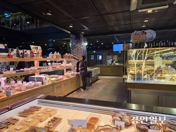 화성시 중동에 위치한 일리에콩브레 매장의 모습. 이곳에서는 7종류의 빵이 가루쌀을 이용해 만들어지고 있다.  2025.12.11 /구민주기자 kumj@kyeongin.com