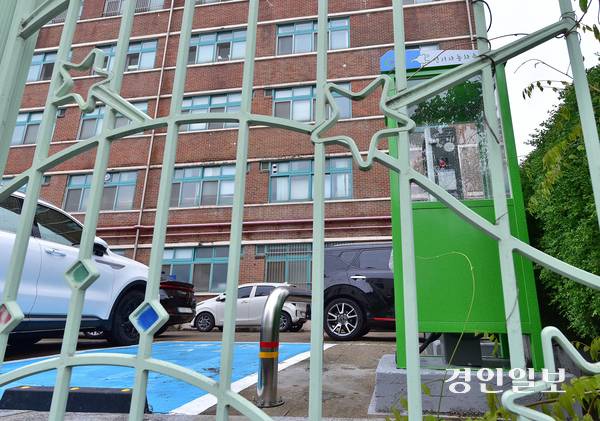 경기도교육청 등에 따르면 지난 9월 기준 도내 989개교 중 857개교에 전기차 충전시설이 설치되지 않았다. 친환경자동차법은 총 주차대수가 50대 이상인 시설을 전기차 충전시설 설치 의무 대상으로 정했는데, 유치원과 초·중·고등학교도 포함돼있다. /경인일보DB