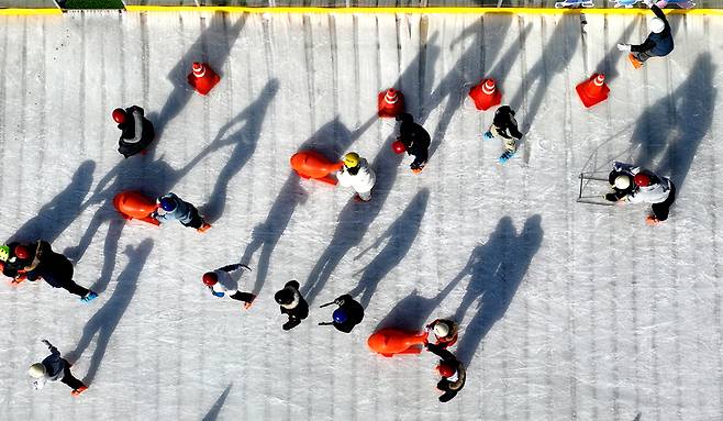 ▲ 14일 인천 동구 화도진스케이트장을 찾은 시민들이 스케이트를 타며 휴일을 즐기고 있다. /이재민 기자 leejm@incheonilbo.com