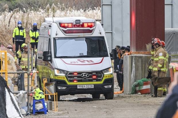 지난 13일 오후 광주시 서구 광주대표도서관 신축 공사 붕괴 사고 현장에서 소방대원들이 수습된 마지막 매몰자를 이송하는 구급차를 향해 거수경례를 하며 예우를 갖추고 있다.  /김진수 기자 jeans@kwangju.co.kr