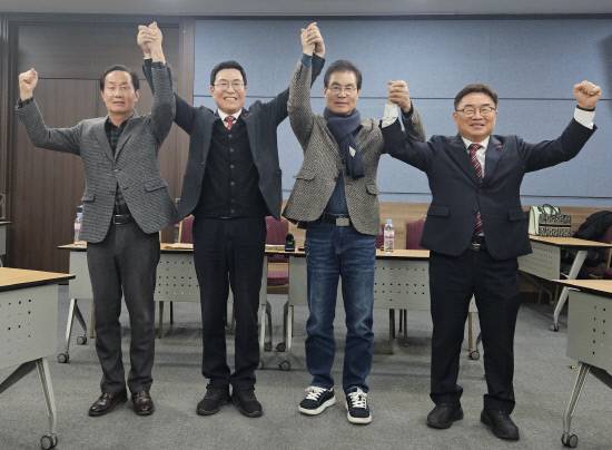 경남교육감 선거에 나설 보수·중도 성향 단일후보를 뽑는 '경남교육감 후보 단일화 연대'는 12일 1차 여론조사 통과자 4명의 명단을 발표했다. 이날 1차 컷오프를 통과한 권순기, 김상권, 김영곤, 최병헌(오른쪽부터) 후보들이 기념촬영을 하고 있다. /김성찬 기자