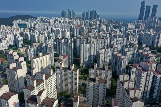 부산 해운대와 화명·금곡 일대 아파트 7318세대가 노후계획도시 정비 선도지구로 선정됐다. 선도지구 일부 단지가 포함된 해운대 그린시티. 김종진 기자 kjj1761@