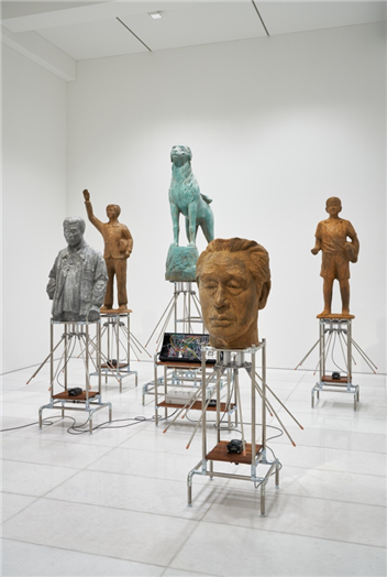 백정기, 능동적인 조각, 2023, 금속분말 캐스팅, 송신기, 라디오, MP3 플레이어, 스테인리스 파이프, 나무, 혼합재료, 가변 설치./아라리오 갤러리 제공/