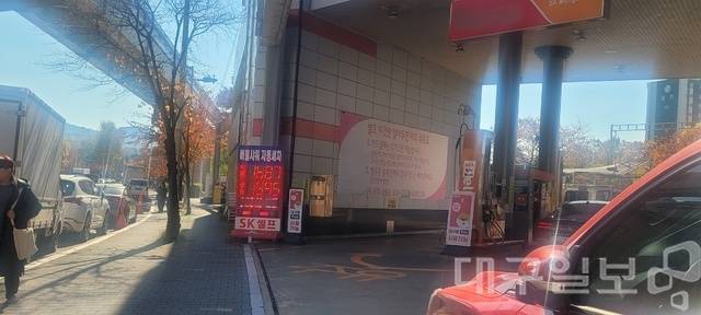 국내 주유소 휘발유와 경유의 주간 평균 가격이 7주 만에 하락 전환했다. 대구일보DB