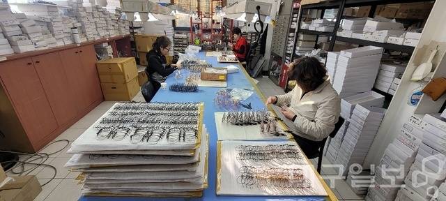 K-아이웨어 파크 조성사업이" 재추진되면서 지역 안광학업계에도 기대감이 커지고 있다. 지난 12일 오후 대구 북구 노원동의 한 공장에서 직원들이 안경테를 만들고 있다. 권영진 기자