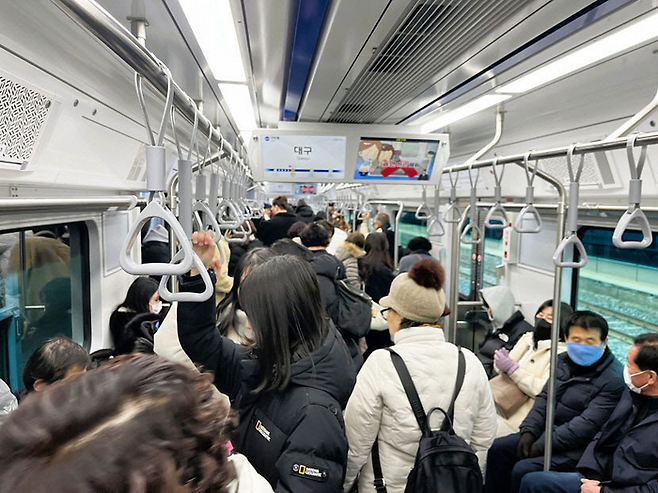 지난해 12월 개통한 대경선 구미행 열차가 승객들로 붐비고 있다. 영남일보DB