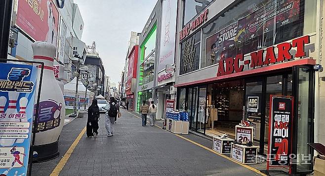 광주 동구 충잘로 2가 거리. 대형 브랜드 매장과 인형뽑기 등 무인점포가 줄이어 들어서 있다.