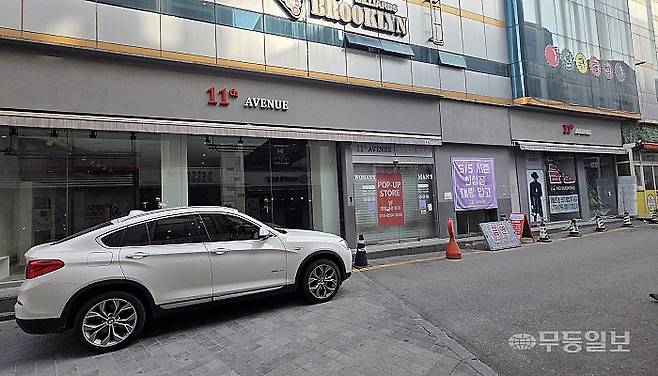 광주 동구 충장로안길(황금동)에 위치했던 대형 개인 의류점이 폐업한 뒤 2년 넘게 공실 상태로 남아 있다.