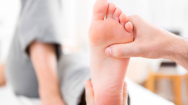 만성적 발바닥 통증을 해결하기 위해서는 신경 기능과 대사 환경을 함께 개선하는 통합적 접근이 필요하다｜출처: 클립아트코리아