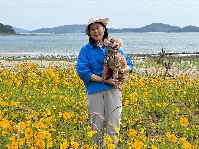 어기구 농림축산식품해양수산위원회 위원장의 아내와 반려견 ‘어수선’(의원실 제공) ⓒ 뉴스1