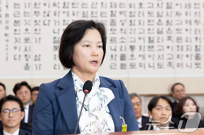 정유미 법무연수원 연구위원(전 창원지검장)이 21일 서울 여의도 국회에서 열린 법제사법위원회 대전고검 등에 대한 국정감사에 출석해 의원 질의에 답변하고 있다. 2025.10.21/뉴스1 ⓒ News1 이승배 기자