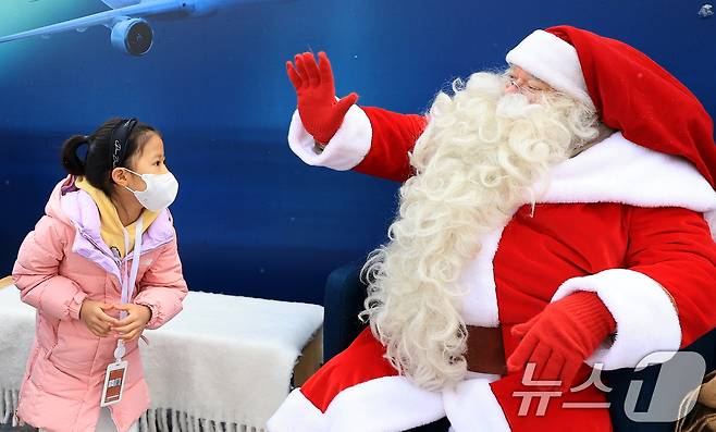 한국을 찾은 핀란드 공인 산타클로스가 14일 서울 중구 남산타워 앞에서 아이와 인사를 나누고 있다. 2025.12.14/뉴스1 ⓒ News1 이호윤 기자
