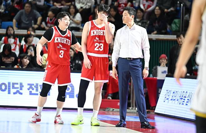 전희철 감독이 선수들과 얘기를 나누고 있다. 사진 | KBL