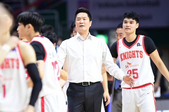 전희철 감독이 선수들에게 작전지시를 내리고 있다. 사진 | KBL