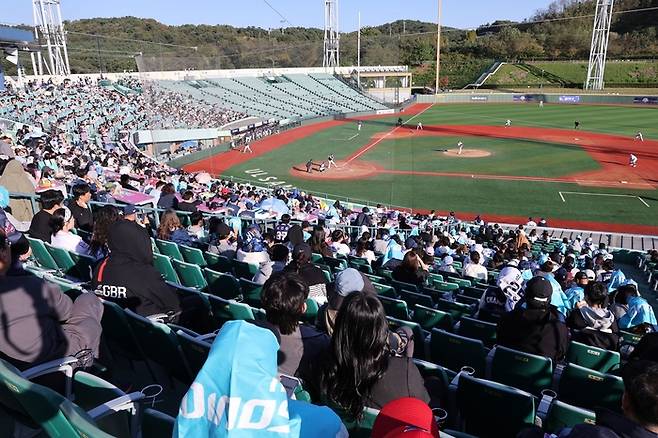 울산문수구장에서 열린 KBO 가을리그를 관람하고 있는 관중 모습. 사진 | KBO