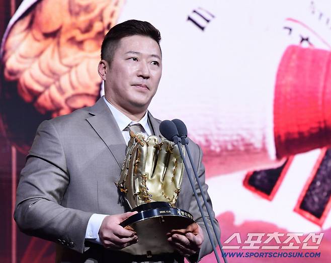 9일 서울 롯데호텔월드에서 KBO 골든글러브 시상식이 열렸다. 지명타자 부문 골든글러브를 수상한 삼성 최형우. 잠실=송정헌 기자songs@sportschosun.com/2025.12.09/
