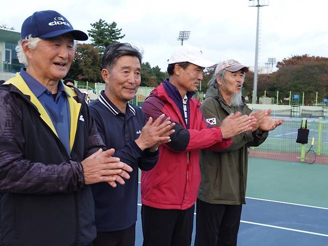 시상식장의 시니어들 모습