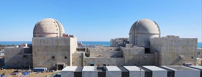 울산 울주군에 있는 새울 3호기(오른쪽). 왼쪽은 새울 4호기다. 둘 다 ‘한국형 원자로(APR1400)’가 적용된 1400MW급 원전이다. / 한국수력원자력 제공