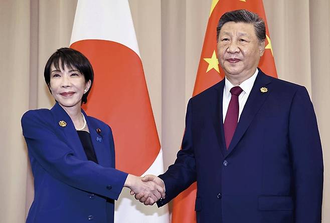 지난 10월 31일 경주에서 회담에 앞서 악수하는 시진핑(오른쪽) 중국 국가주석과 다카이치 사나에 일본 총리./뉴시스
