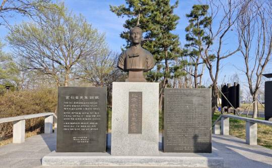 충남 서천군 마서면 도삼리 김인전공원의 입구에 조성된 김인전선생 동상과 공적비. 사진=김재근선임 기자
