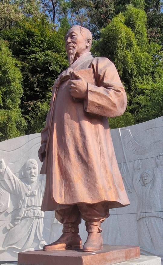 청주 3.1공원의 신석구 동상.