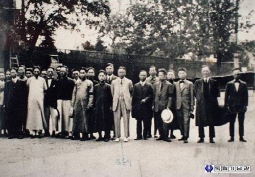 1923년 상하이 임시정부가 주관한 김인전 선생 장례식 참석자들. 사진-독립기념관