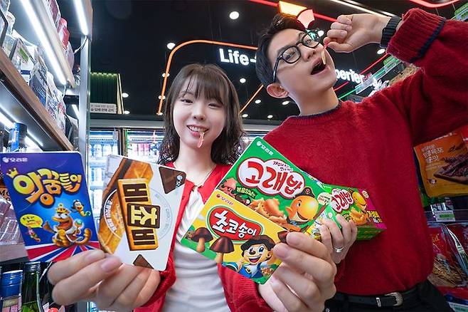 모델들이 세븐일레븐에서 오는 18일 선보이는 '오리온 까까맛 교통카드(2탄)'를 소개하고 있다.ⓒ세븐일레븐