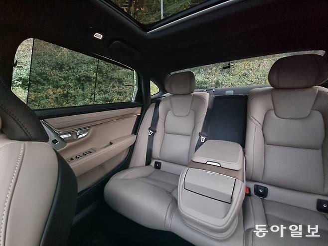 볼보 S90 B5 울트라 다크 모델의 운전석에서 측면 선블라인드를 내려놓은 뒷좌석 공간을 찍은 모습. 실내 색상에는 ‘카다멈’이 적용돼 있다. 김도형 기자 dodo@donga.com