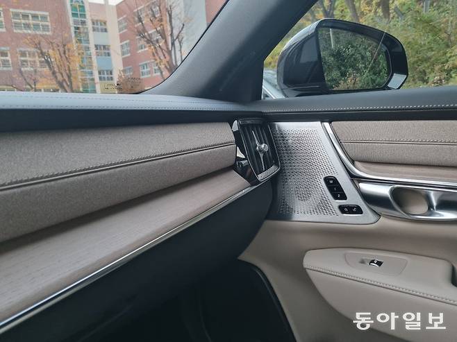 볼보 S90 B5 울트라 다크 모델의 조수석 인테리어. 김도형 기자 dodo@donga.com