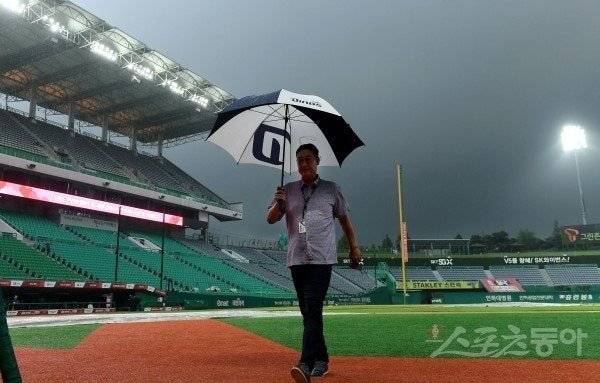 KBO 경기 운영위원 시절의 김용희 감독.  스포츠동아
