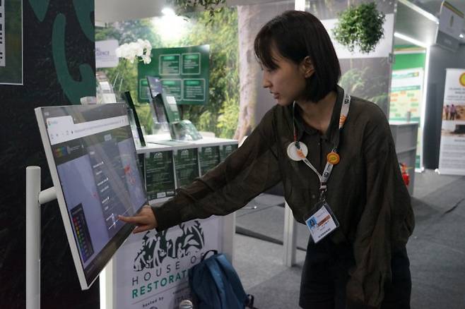 IIS의 지도를 검색해 보는 손인하 기자. 어린이과학동아 제공