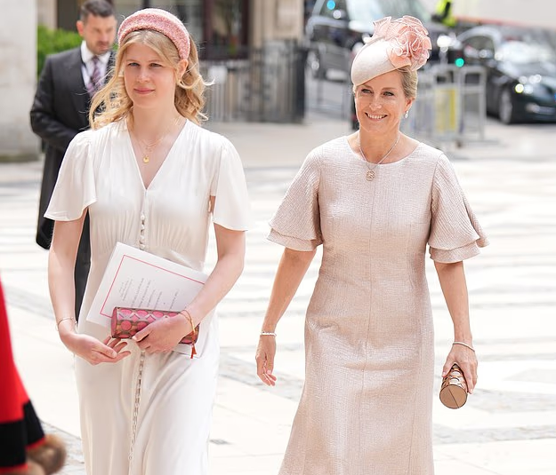 지난 2022년 런던 길드홀에서 열린 리셉션에 참석하기 위해 도착한 루이즈 윈저(왼쪽) 공주. [데일리메일 캡처]