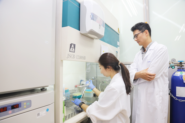 생명연 연구자가 노화연구를 진행하고 있다. 생명연 제공.