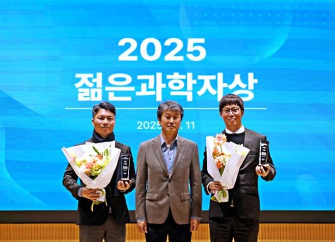 2025 젊은 과학자상 시상식에서 송호준 에코프로 대표(가운데)가 에너지 분야 수상자 박준우 교수(오른쪽), 환경 분야 수상자 김대우 교수(왼쪽)와 기념사진을 촬영하고 있다. 뉴시스