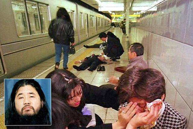 1995년 3월 20일 일본 도쿄의 한 지하철역에서 옴진리교 광신도들에 의해 살포된 사린가스에 중독된 시민들이 괴로워하고 있다. 작은 사진은 옴진리교 교주 아사하라 쇼코. 한국일보 자료사진