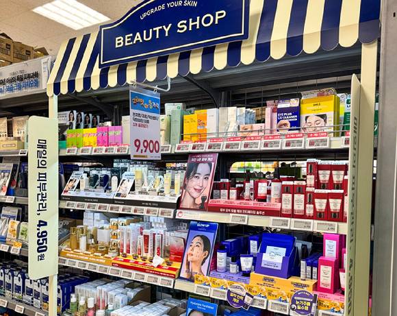 이마트 매장에 4950원 화장품 브랜드가 진열된 모습. [사진=이마트]