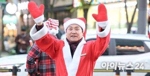 이권재 오산시장이 지난 22일 오산역광장에서 ‘2025 오(Oh)! 해피산타마켓’의 시작을 알리고 있다. [사진=오산시]