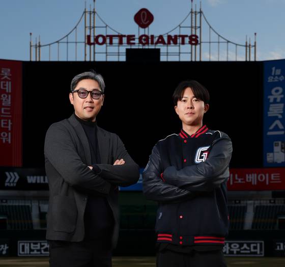 롯데 투수 총괄을 맡은 카네무라 사토루와 아시아쿼터 선수로 영입된 쿄야마 마사야. 사진 롯데 자이언츠