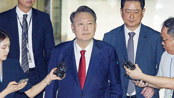 윤석열 전 대통령이 지난 7월 9일 서울 서초구 서울중앙지법에서 열린 구속 전 피의자 심문(영장실질심사)이 끝난 뒤 법원을 떠나고 있다. 연합뉴스