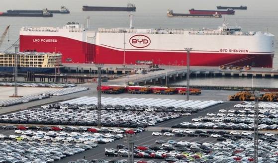 중국 동부 장쑤성 타이창시의 항구에서 수출 대기 중인 중국 전기차들. EPA=연합뉴스