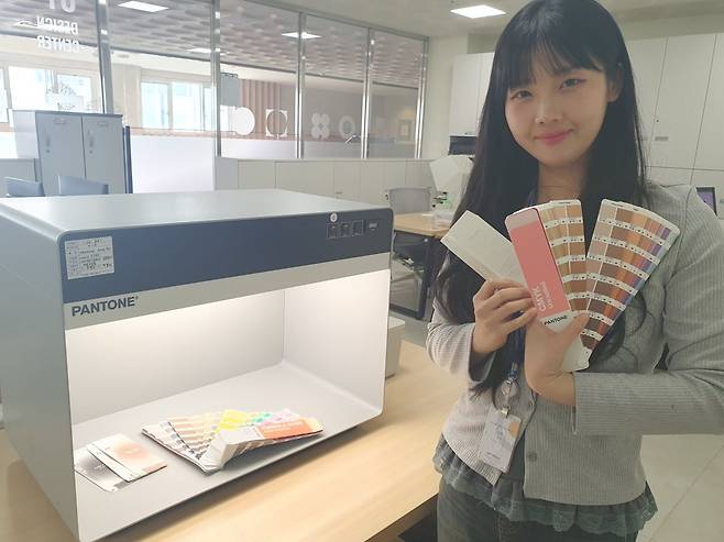 류미리 대리가 컬러칩을 들어보이고 있다. 윤현주 기자