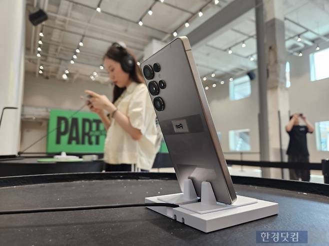 지난 5월 21일 서울 성동구 성수동에서 열린 '모바일배틀그라운드 한국 서비스 7주년 기념 팝업스토어'에서 20대 방문객들이 갤럭시S25 울트라로 게임을 시연해보고 있다. 사진=박수빈 기자