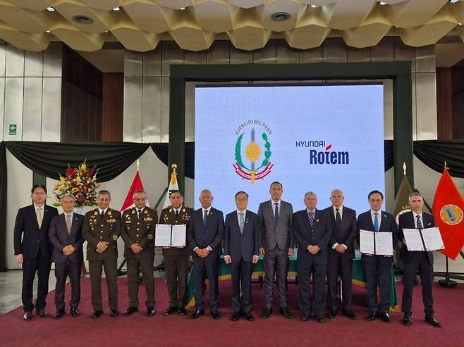 이용배 현대로템 사장이 9일(현지시간) 페루 리마에서 열린 K2 전차 및 K808 차륜형장갑차 공급총괄 합의 체결식에서 참석자들과 기념 촬영하고 있다./사진=연합뉴스