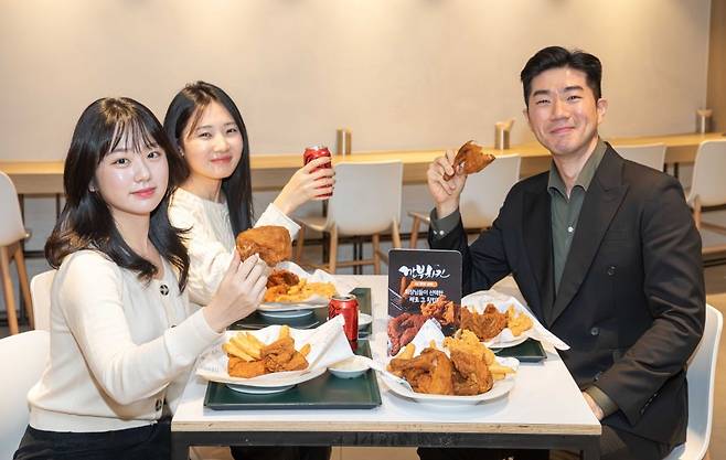 현대그린푸드가 단체급식 사업장에 선보이는 깐부치킨 콜라보 세트. / 사진=현대그린푸드 제공